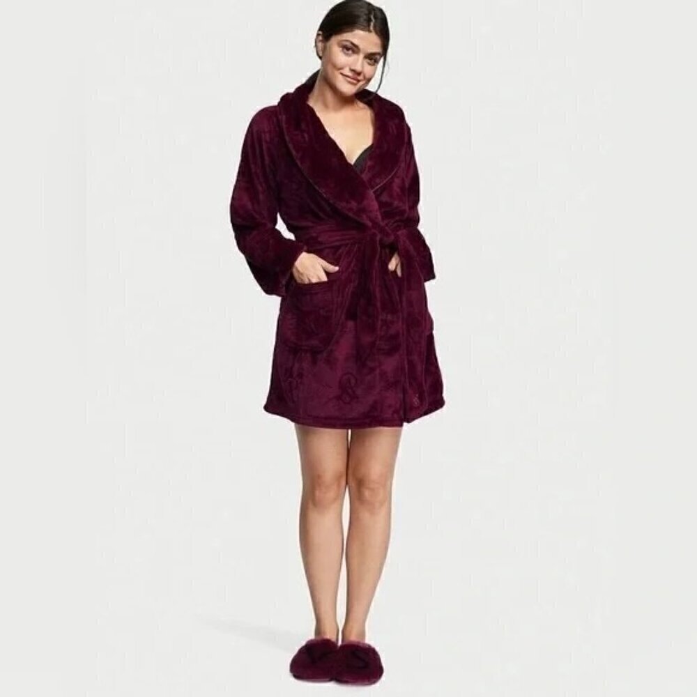 Victoria's secret burgundy embossed short and cozy robe size XS
